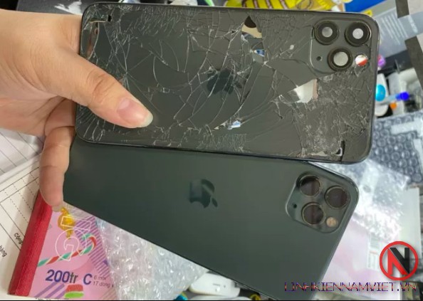 vỡ lưng iPhone 11 Pro